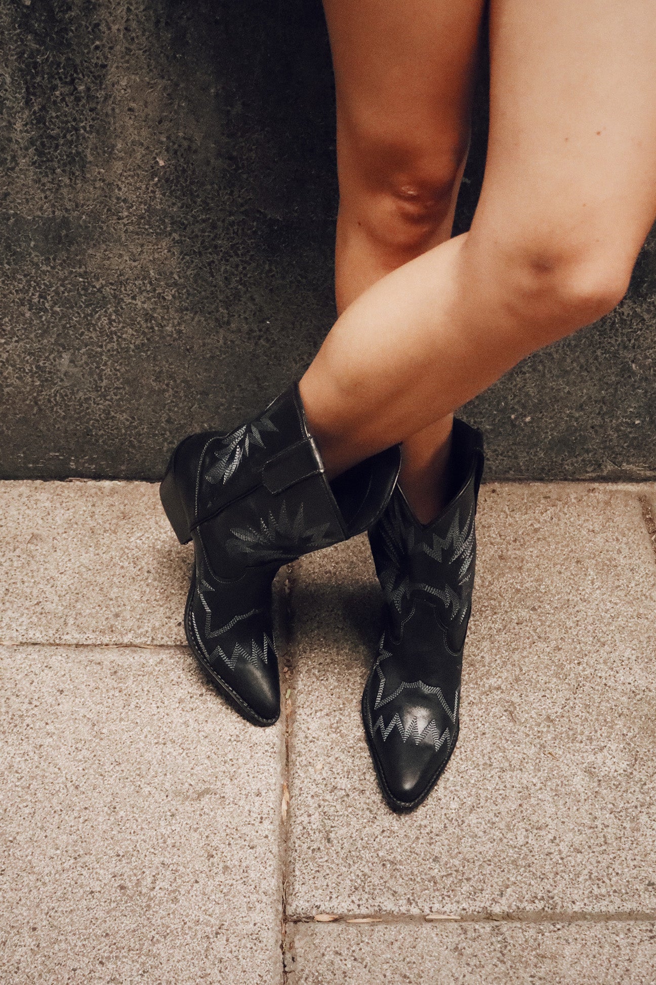 Botas de moda en color negro Botas vaqueras de mujer botas vaqueras de piel  botas vaqueras negras mujer outfits con botas negras Botas negras con flecos Bota Negras Botas de moda en color negro Botas vaqueras de mujer Cowboyboots